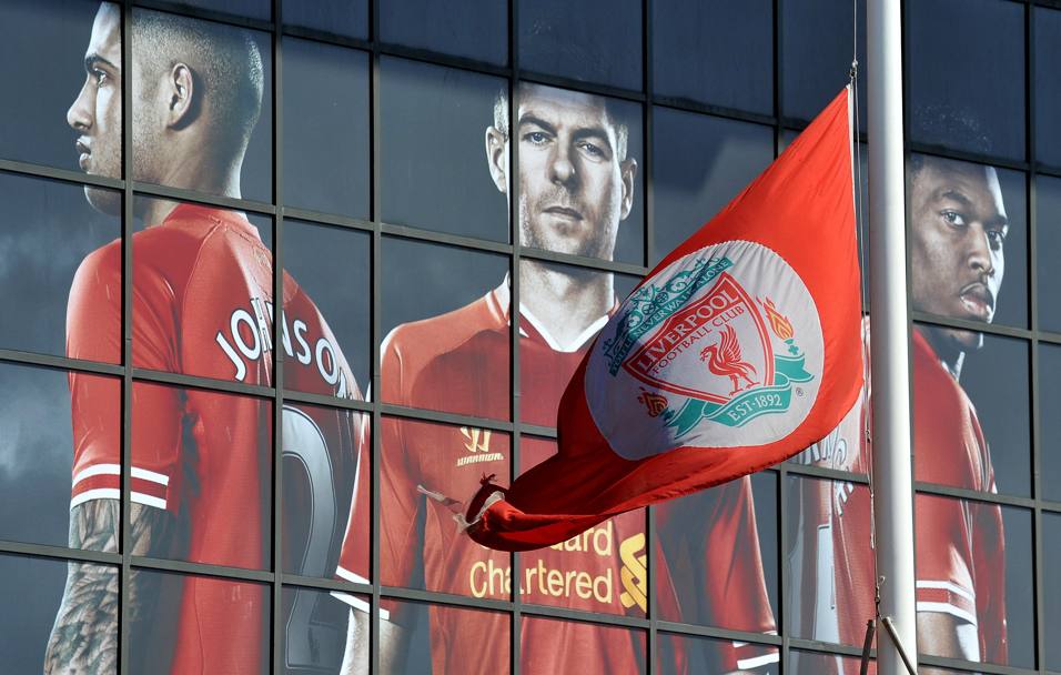 Bandiera del Liverpool a mezz&#39;asta all&#39;ingresso di Anfield. Afp